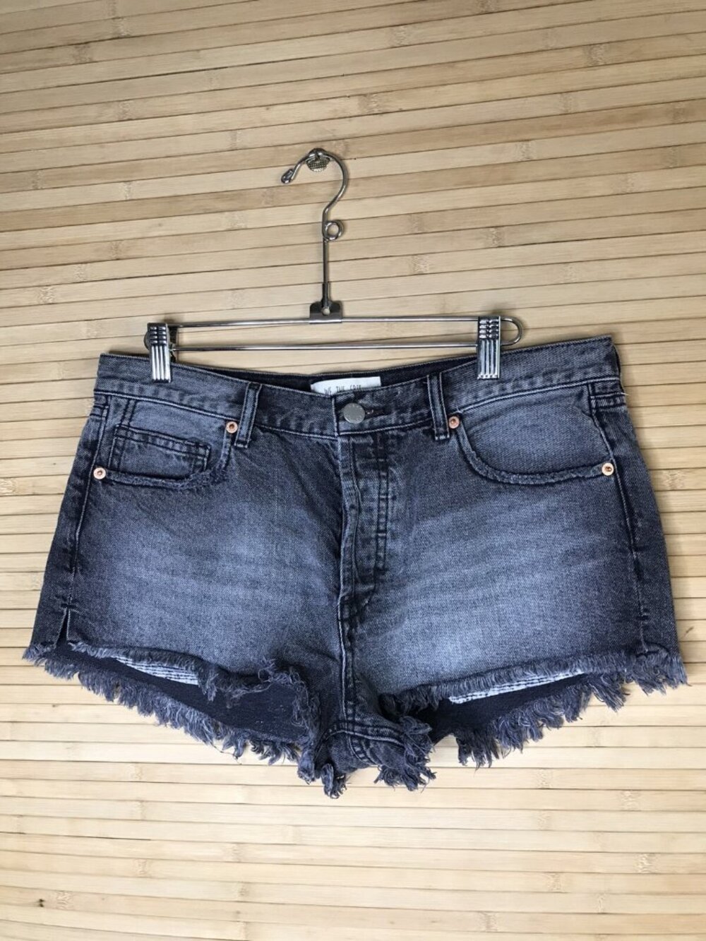 We The Free Women Sz 29 Black Wash cutoff raw hem jean jeans denim shorts